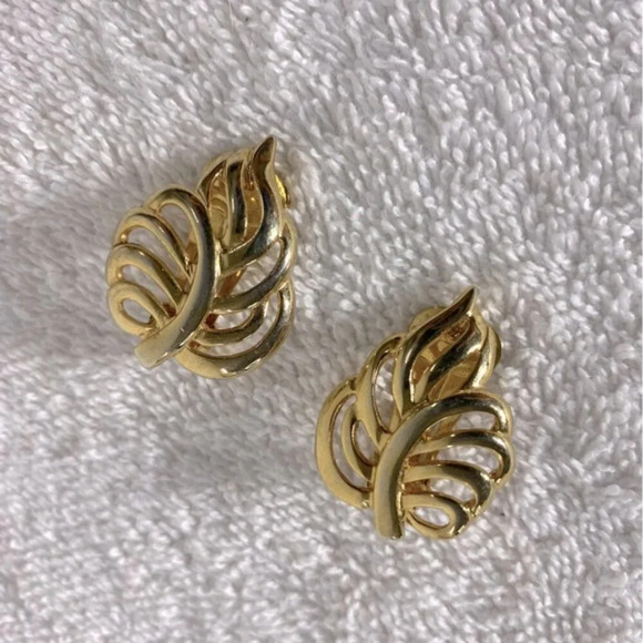 Vintage Gold Tone Leaf Shaped  Clip On Earrings - Picture 1 of 9